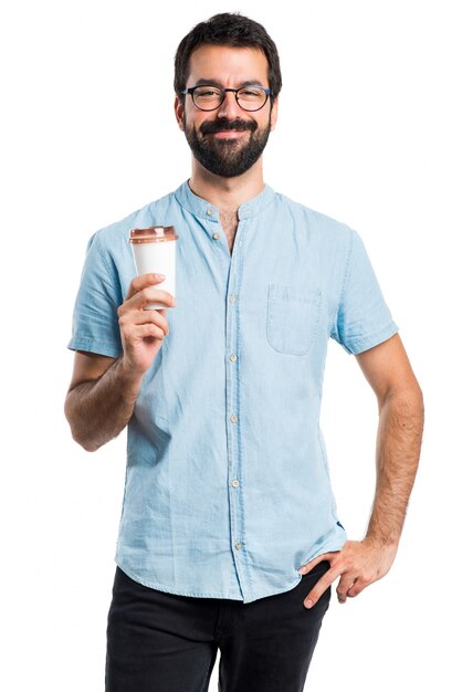 Handsome Mann mit blauen Gläser trinken Kaffee