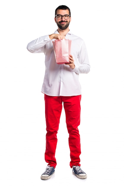 Handsome Mann mit Brille essen Popcorns