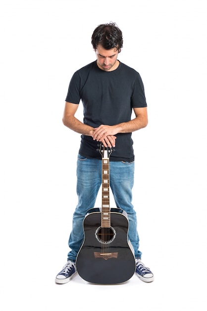 Handsome Mann mit Gitarre über weißem Hintergrund