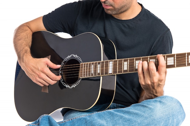 Handsome Mann mit Gitarre über weißem Hintergrund