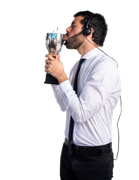 Handsome Telemarketer Mann hält eine Trophäe