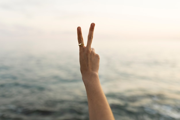 Handtragender Ring am Meer