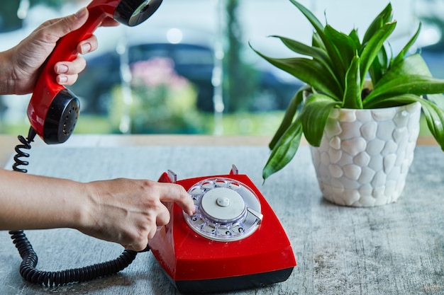 Handwahl der Nummer am Telefon in der Marmoroberfläche