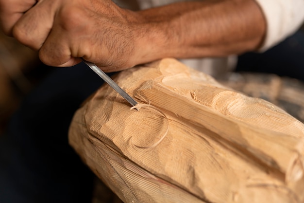 Kostenloses Foto handwerker beim holzfällen