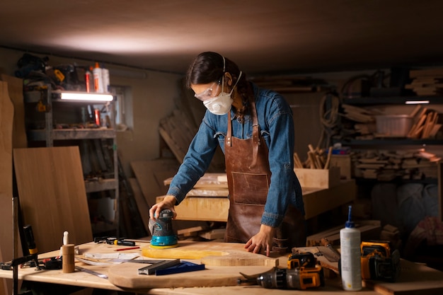 Handwerker beim Holzschneiden mittlerer Schuss