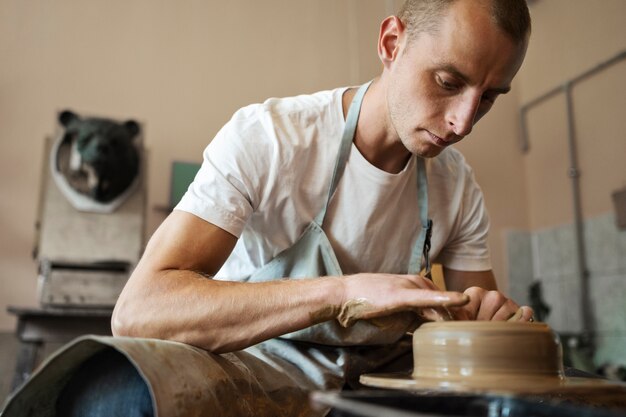 Handwerker beim Töpfern im niedrigen Winkel des Studios