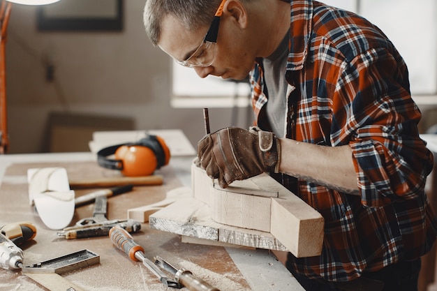 Handwerker, der Holzstück schafft