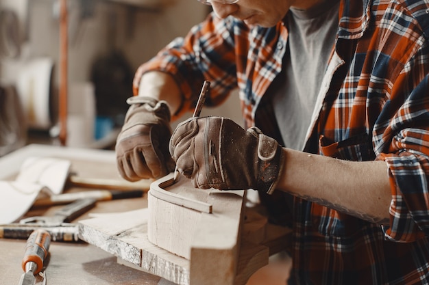 Handwerker, der Holzstück schafft