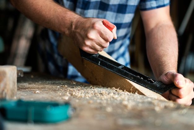 Handwerker, der mit Holz arbeitet