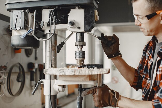 Handwerker mit Bohrer