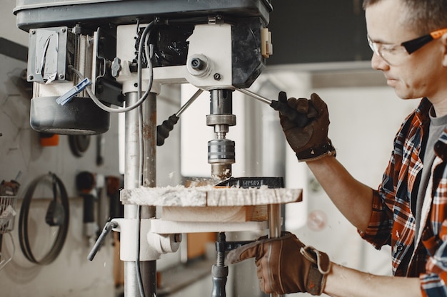 Handwerker mit Bohrer