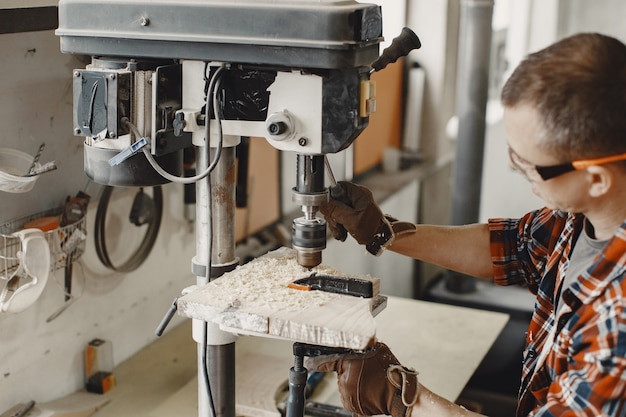 Handwerker mit Bohrer