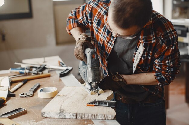 Handwerker mit Kreissäge