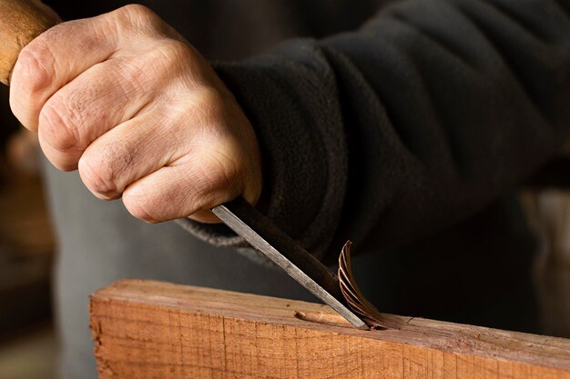 Handwerker polieren Holz