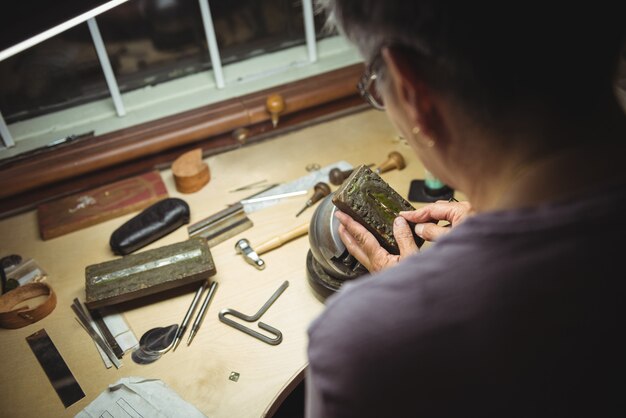 Handwerkerin in der Werkstatt