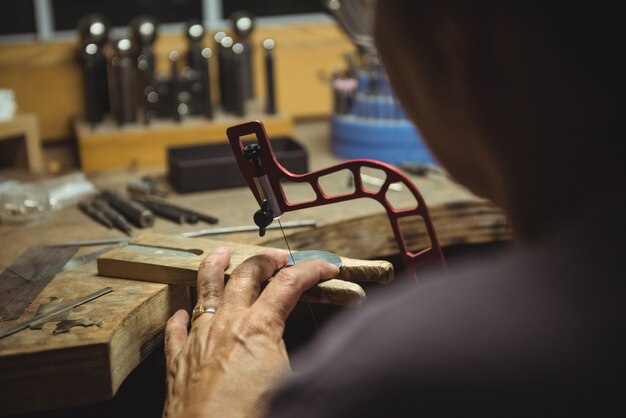 Handwerkerin in der Werkstatt