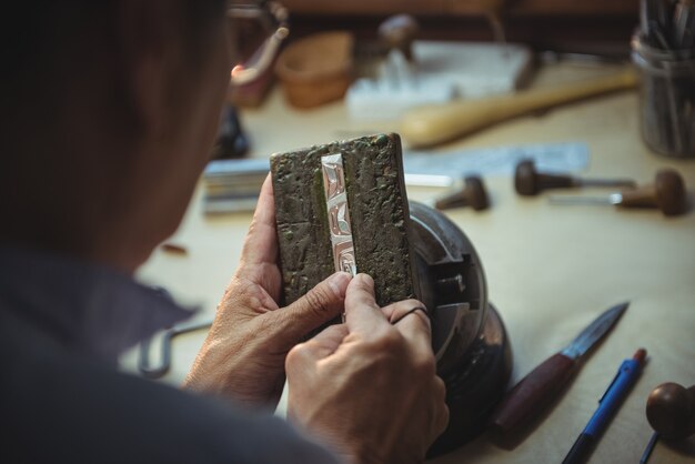 Handwerkerin in der Werkstatt