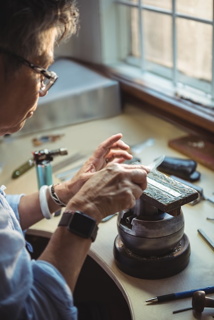 Handwerkerin in der Werkstatt