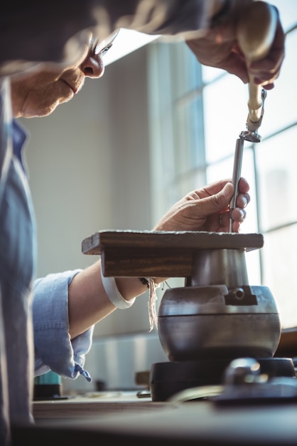 Handwerkerin in der Werkstatt