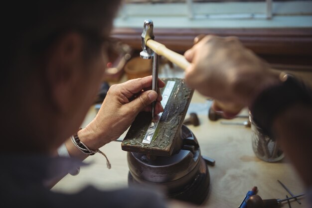 Handwerkerin in der Werkstatt