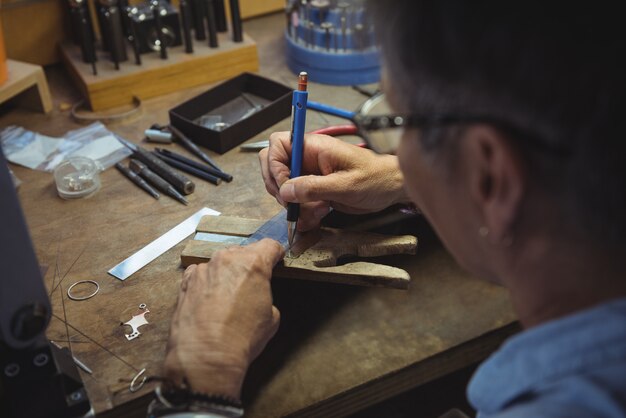 Handwerkerin in der Werkstatt