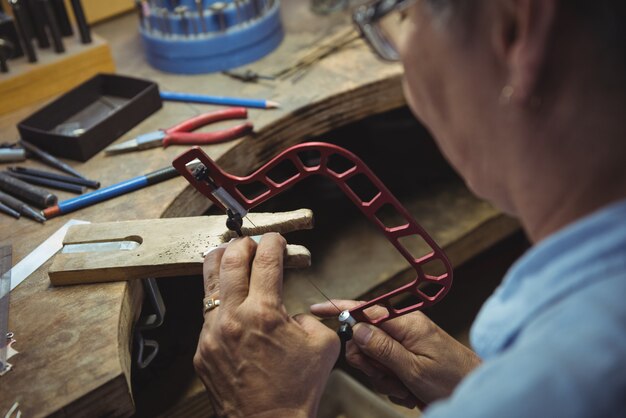 Handwerkerin in der Werkstatt