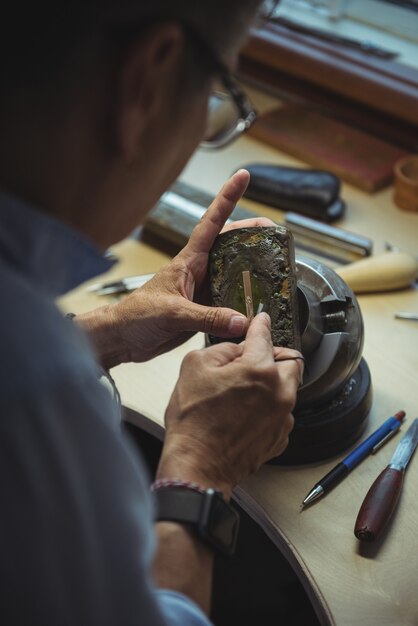 Handwerkerin in der Werkstatt