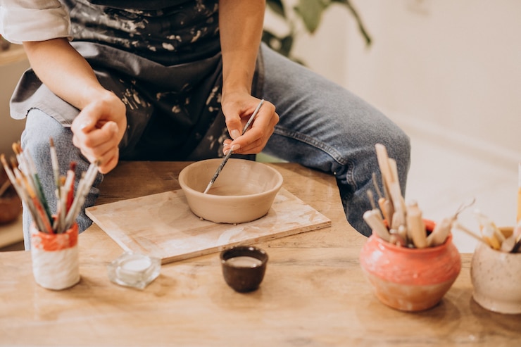 Kostenlose Foto handwerksmeisterin in einem töpferladen