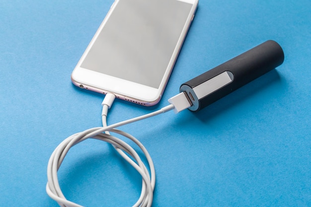 Handy mit Akku-Powerbank verbinden