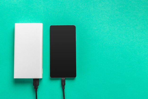 Handy mit Akku-Powerbank verbinden