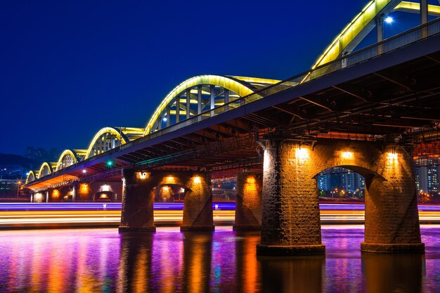 Hangang-Brücke in der Nacht in Seoul, Südkorea