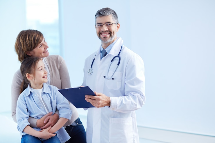 Kostenlose Foto happy arzt eine zwischenablage mit patienten halten