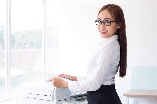 Happy Asian Lady Mit Multifunktionsdrucker