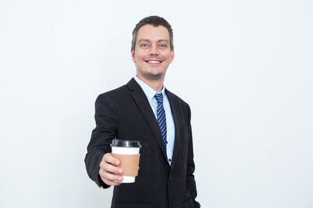 Happy Business Mann trinken in Einweg-Cup