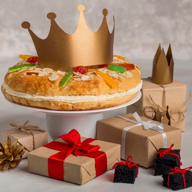 Happy Epiphany leckere Torte und Geschenke