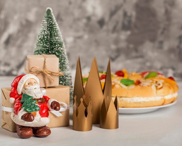 Kostenloses Foto happy epiphany leckeren kuchen und weihnachtsmann