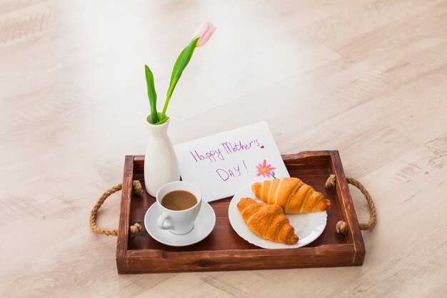 Happy Mothers Day Inschrift mit Kaffee auf Tablett