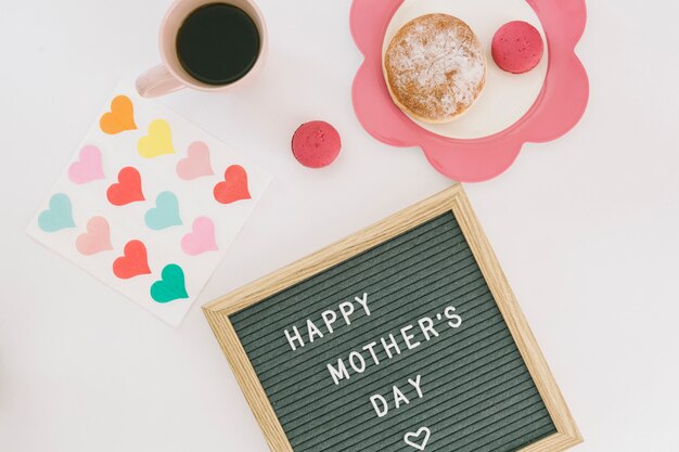 Happy Mothers Day Inschrift mit Kaffee und Süßigkeiten