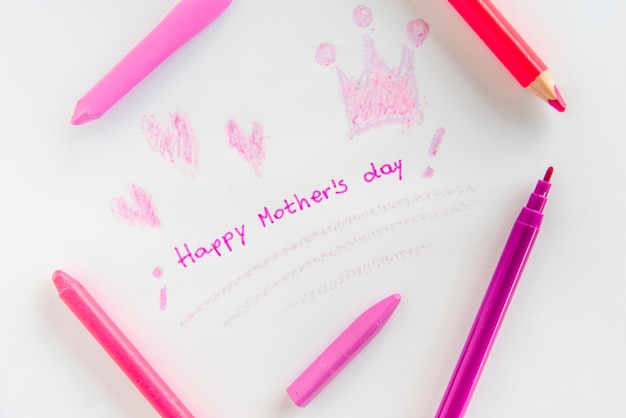 Kostenloses Foto happy mothers day inschrift mit zeichnungen und bleistiften