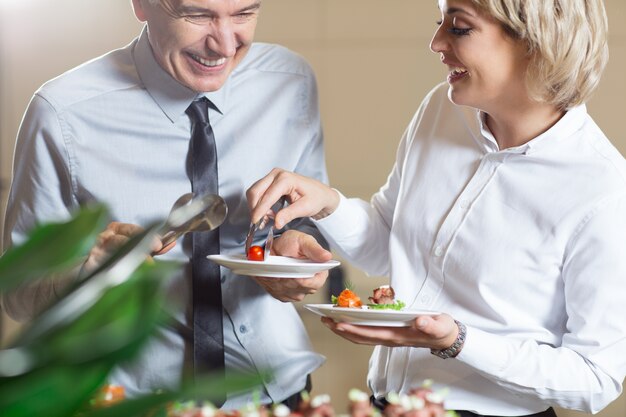 Happy People sie selbst mit Snacks