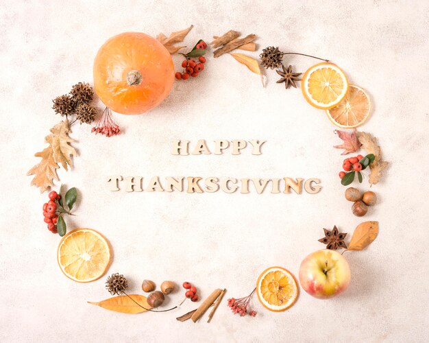 Happy Thanksgiving Rahmen mit Zitrusfrüchten und Herbstlaub