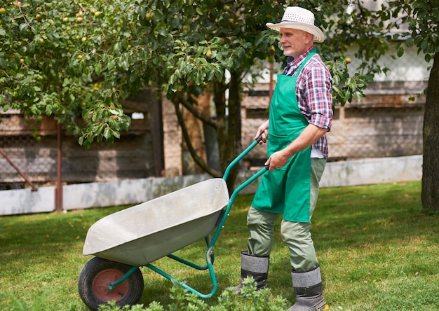 Hart arbeitender reifer Mann im Garten