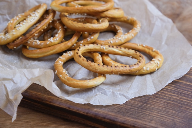 Haufen Bagels mit Sesam auf hölzernem Hintergrund