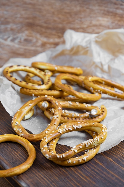 Haufen Bagels mit Sesam auf hölzernem Hintergrund