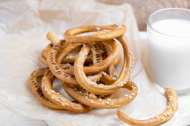 Haufen Bagels mit Sesam auf hölzernem Hintergrund