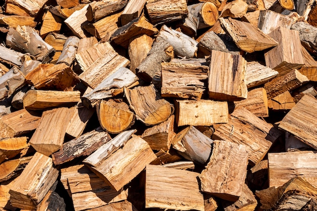 Haufen gehacktes Holz