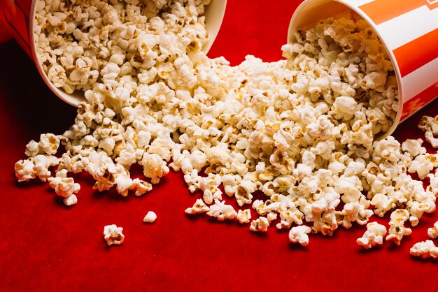 Haufen Popcorn aus Eimern verschüttet