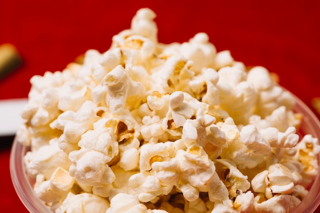 Haufen Popcorn in Plastikbecher