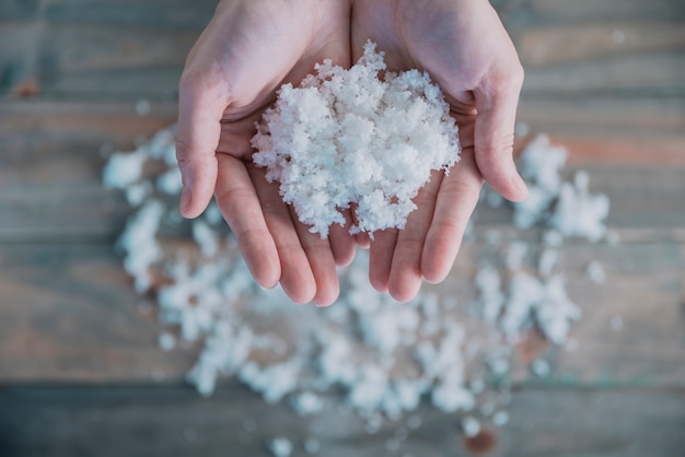 Haufen Schnee in den Händen