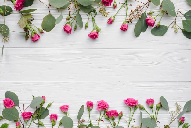 Haufen von Blumen und Blättern